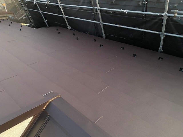 スレート屋根から横暖ルーフを使った屋根カバー工事を行いました！川口市屋根カバー工事　横暖ルーフαｓ　ニチハ　センタールーフ　スレートボロボロ　ガルバリウム鋼板　